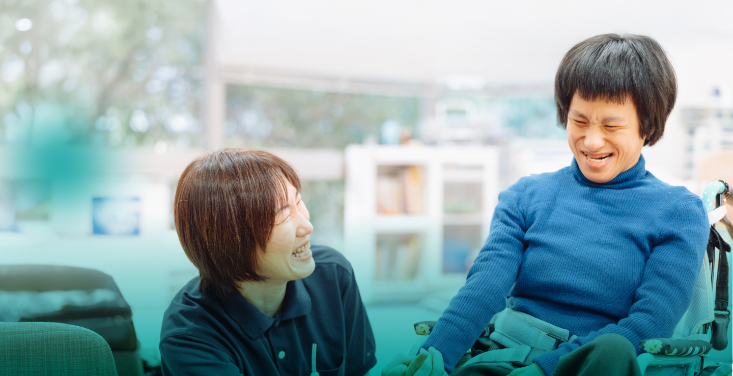 笑顔の障害のある方とスタッフ