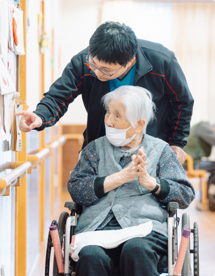 車椅子の方とスタッフが笑顔で話している写真