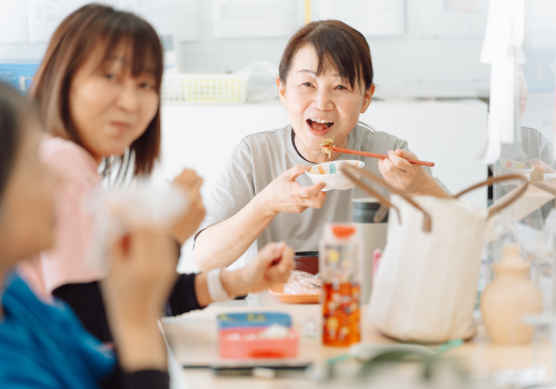 談笑し楽しく食事する様子