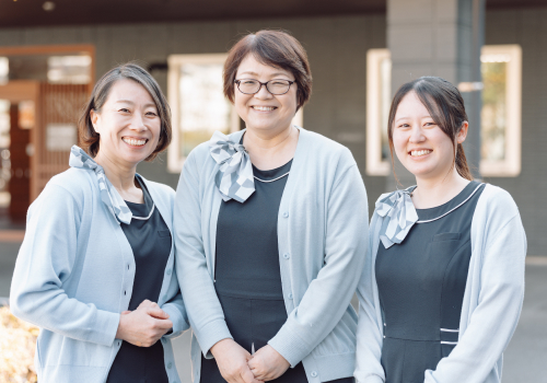 ひかり苑で働く女性スタッフ3人