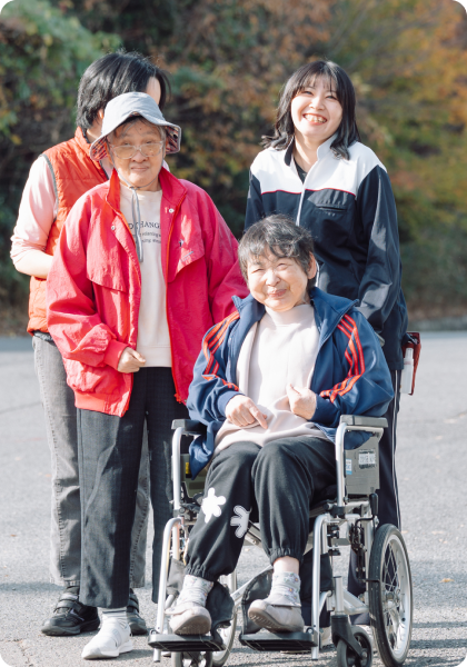 スタッフと車椅子の方が笑顔で映る写真