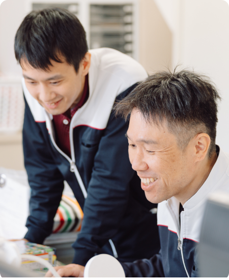 仕事をする男性スタッフ2人