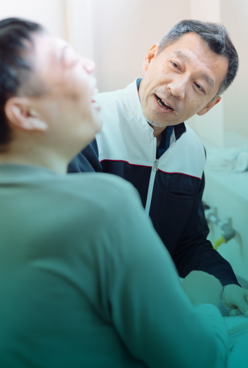 笑顔の男性と男性スタッフ
